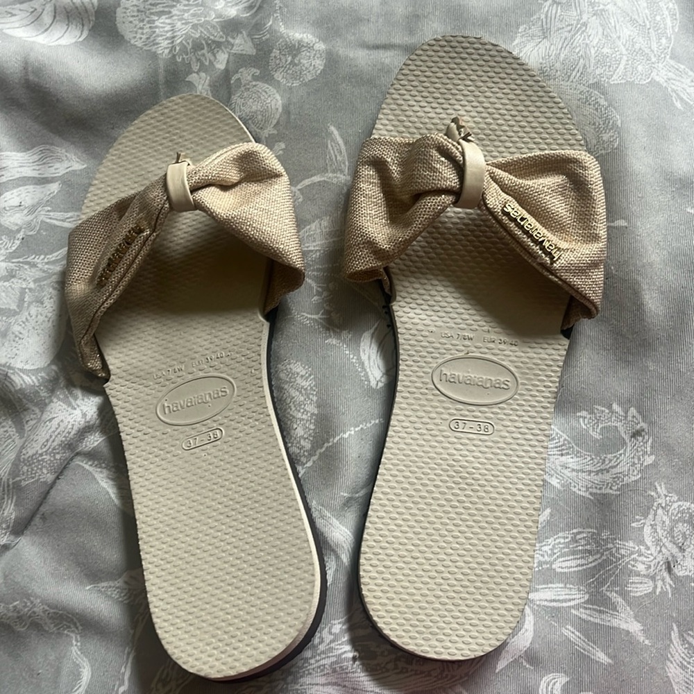 Woman’s Havaianas size 7